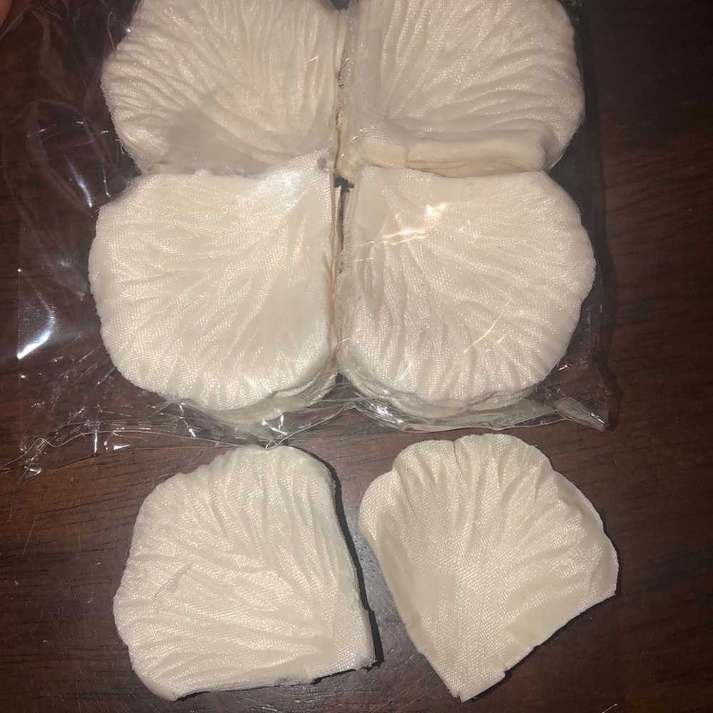 1000 White silk Rose Petals